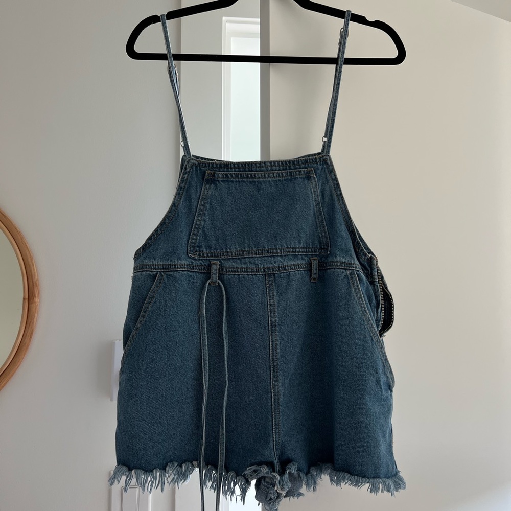 Overalls ! Shorts style.